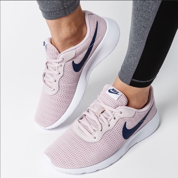 NWOB 💕NIKE TANJUN WOMENS SIZE 8 - Picture 2 of 7